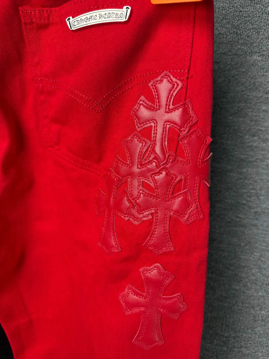 P270 💰 (Top version) CHROME HEARTS 25ss dopamine Chinese red cross leather washed jeans - Full of exploring the ultimate in fashion, Chrome Hearts' new Chrome Hearts pants not only present a unique style, the fresh ice blue color looks particularly youthful and energetic. The mid-high waist design is paired with a lazy and casual style, which not only shows long legs but also maintains a casual feel. It is a must-have fashion choice for trendy men and trendy women. Color: Dopamine Red Size: 28-30-32-34 (corresponds to S-M-L-XL)